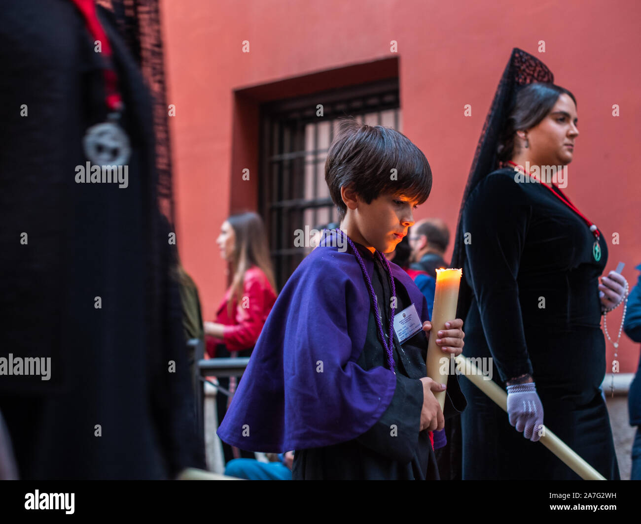 Granada, Spagna - 16 aprile 2019. Uno dei tanti bambini che partecipano alle processioni che effettua durante le vacanze di Pasqua in Spagna. Foto Stock