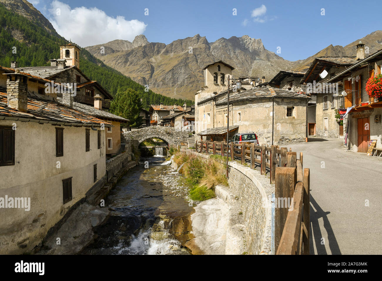 Vista panoramica del villaggio alpino di Chianale, parte dei borghi più belli d'Italia, con il fiume Varaita in estate, Cuneo, Piemonte, Italia Foto Stock