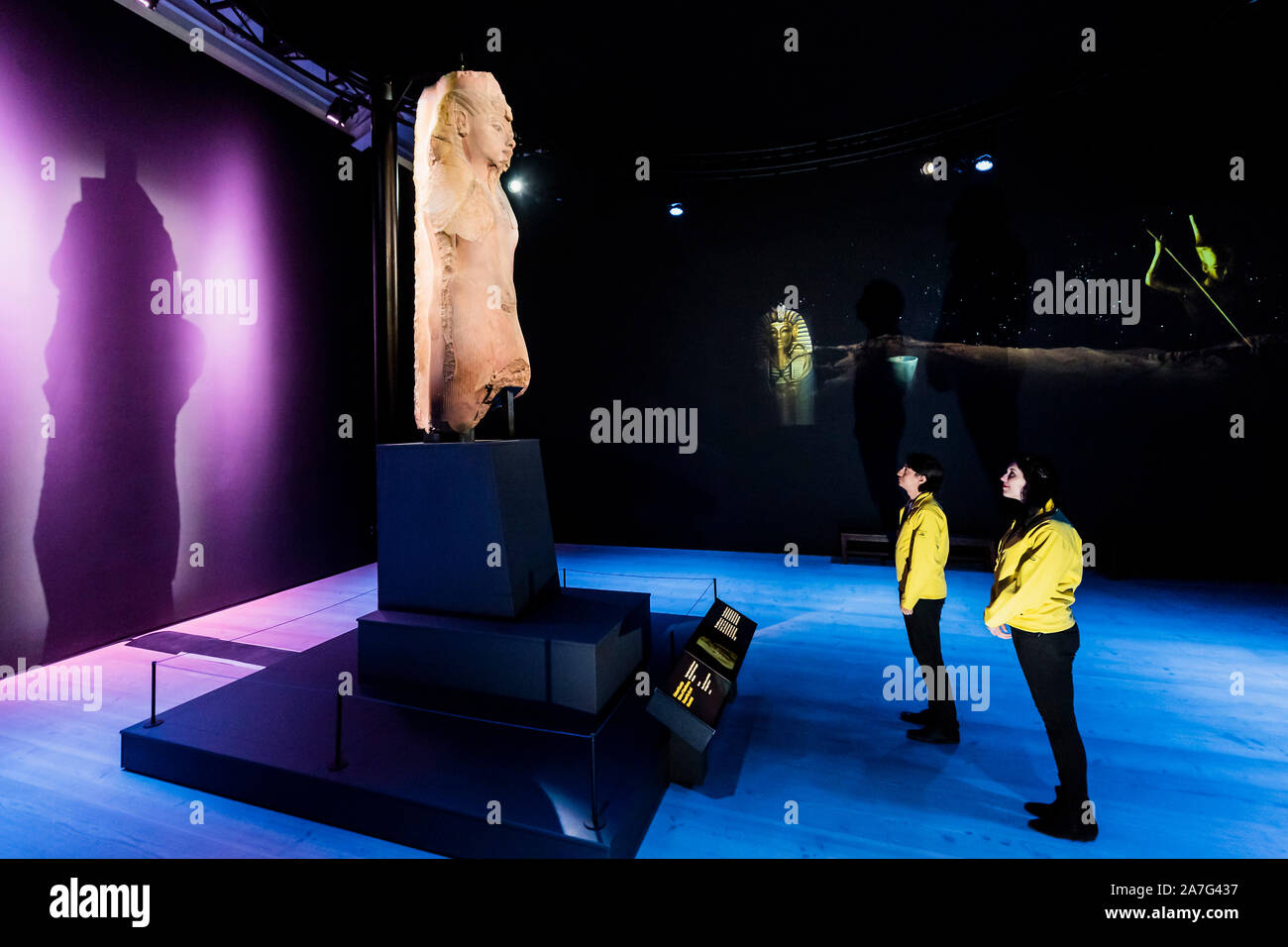 Londra, Regno Unito. 02Nov 2019. Statua di Tutankhamon - Tutankhamun: tesori del Golden Faraone presso la Saatchi Gallery dal 2 novembre 2019 al 3 maggio 2020 Credit: Guy Bell/Alamy Live News Foto Stock