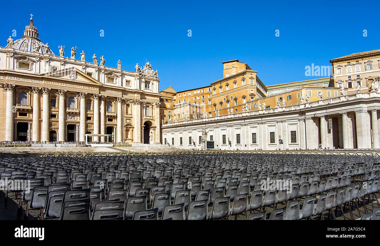 In Piazza San Pietro nella Basilica di San Pietro nella Città del Vaticano a Roma Foto Stock