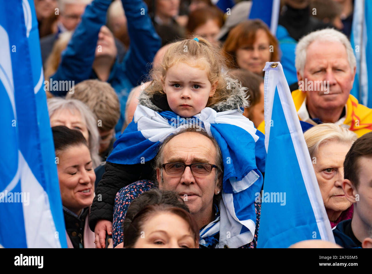 La Scozia, Regno Unito. Il 2 novembre 2019. I sostenitori del nazionalismo scozzese frequentare un rally a George Square Glasgow. La manifestazione è stata organizzata dal quotidiano nazionale, la Scottish pro-nazionalismo giornale. Primo Ministro Nicola Storione indirizzata al rally. Iain Masterton/Alamy Live News. Foto Stock