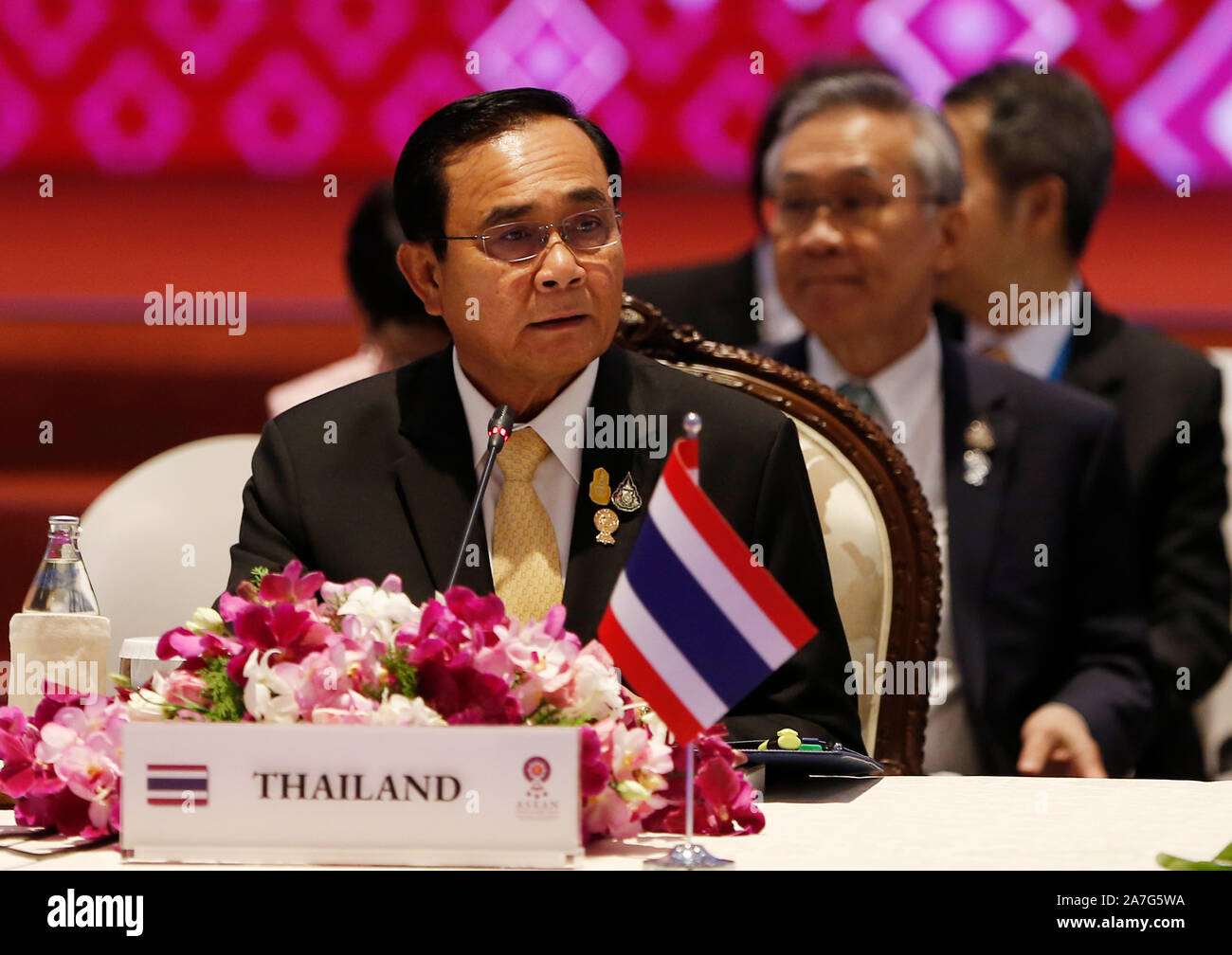 Thailandia del Primo Ministro Prayuth Chan-ocha assiste il trentacinquesimo vertice ASEAN riunione plenaria () nella provincia di Nonthaburi nella periferia di Bangkok, Tailandia. Foto Stock