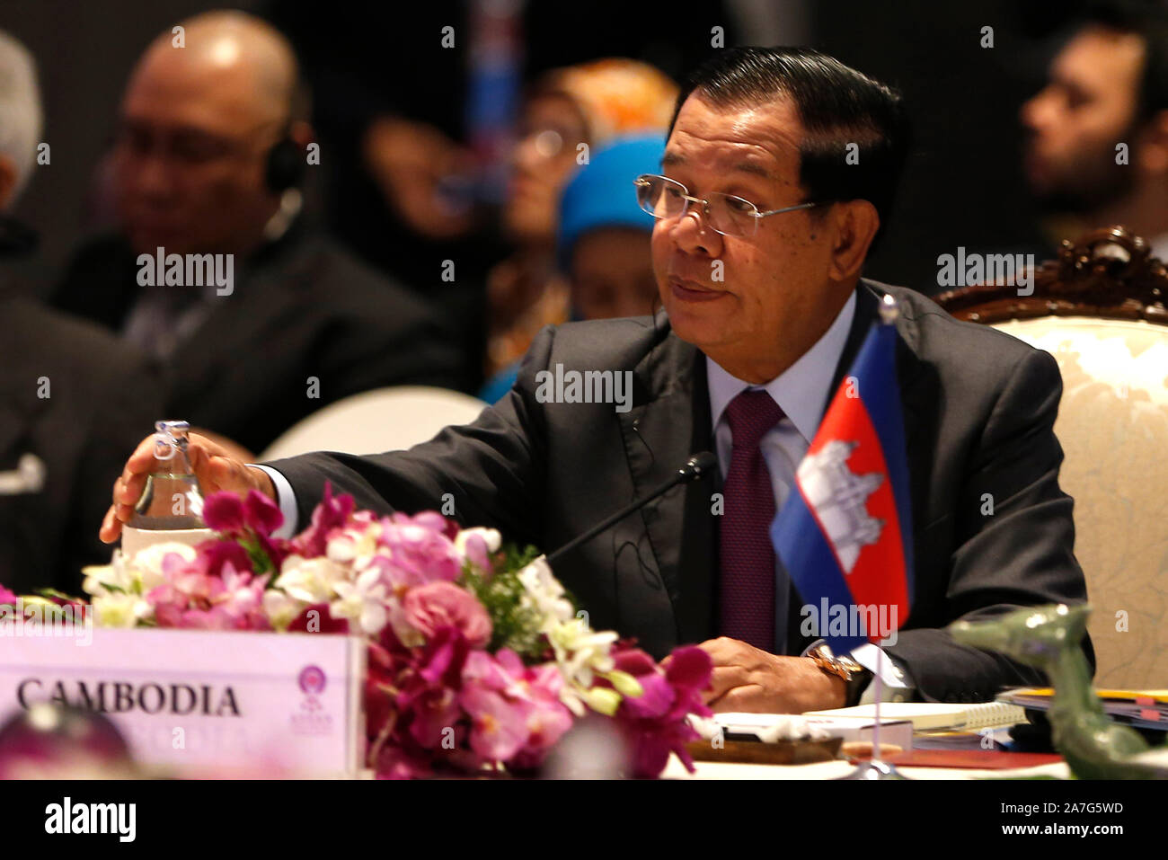 Cambogia il Primo Ministro Hun Sen assiste il trentacinquesimo vertice ASEAN riunione plenaria () nella provincia di Nonthaburi nella periferia di Bangkok, Tailandia. Foto Stock