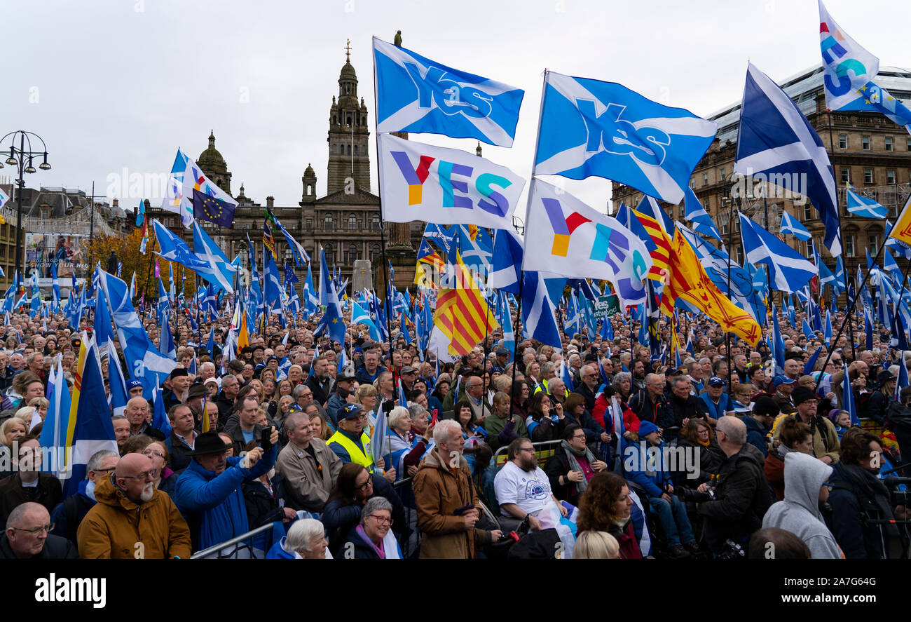 La Scozia, Regno Unito. Il 2 novembre 2019. I sostenitori del nazionalismo scozzese frequentare un rally a George Square Glasgow. La manifestazione è stata organizzata dal quotidiano nazionale, la Scottish pro-nazionalismo giornale. Primo Ministro Nicola Storione indirizzata al rally. Iain Masterton/Alamy Live News. Foto Stock