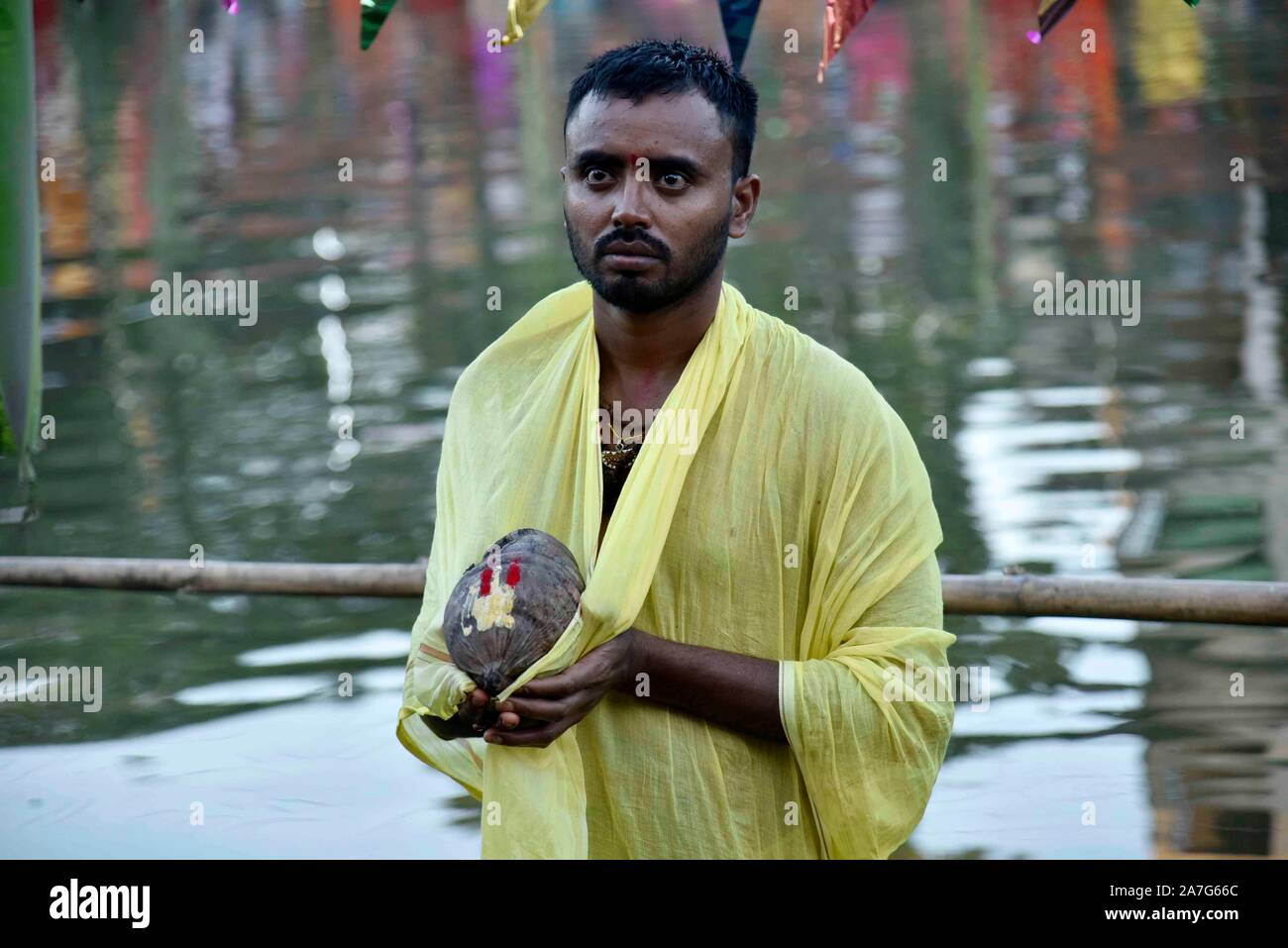 Chhat Puja festival. Barpeta, Assam, India. Indiano devoti indù offrire preghiere durante Chhath Puja, Barpeta road town a Barpeta distretto di Assam il 02 novembre 2019. Foto: David Talukdar/Alamy Live News Foto Stock