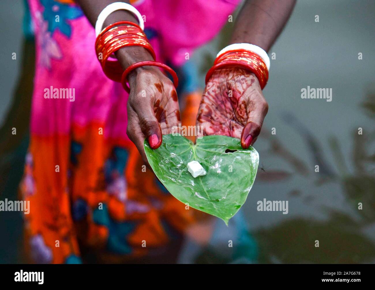 Chhat Puja festival. Barpeta, Assam, India. Indiano devoti indù offrire preghiere durante Chhath Puja, Barpeta road town a Barpeta distretto di Assam il 02 novembre 2019. Foto: David Talukdar/Alamy Live News Foto Stock