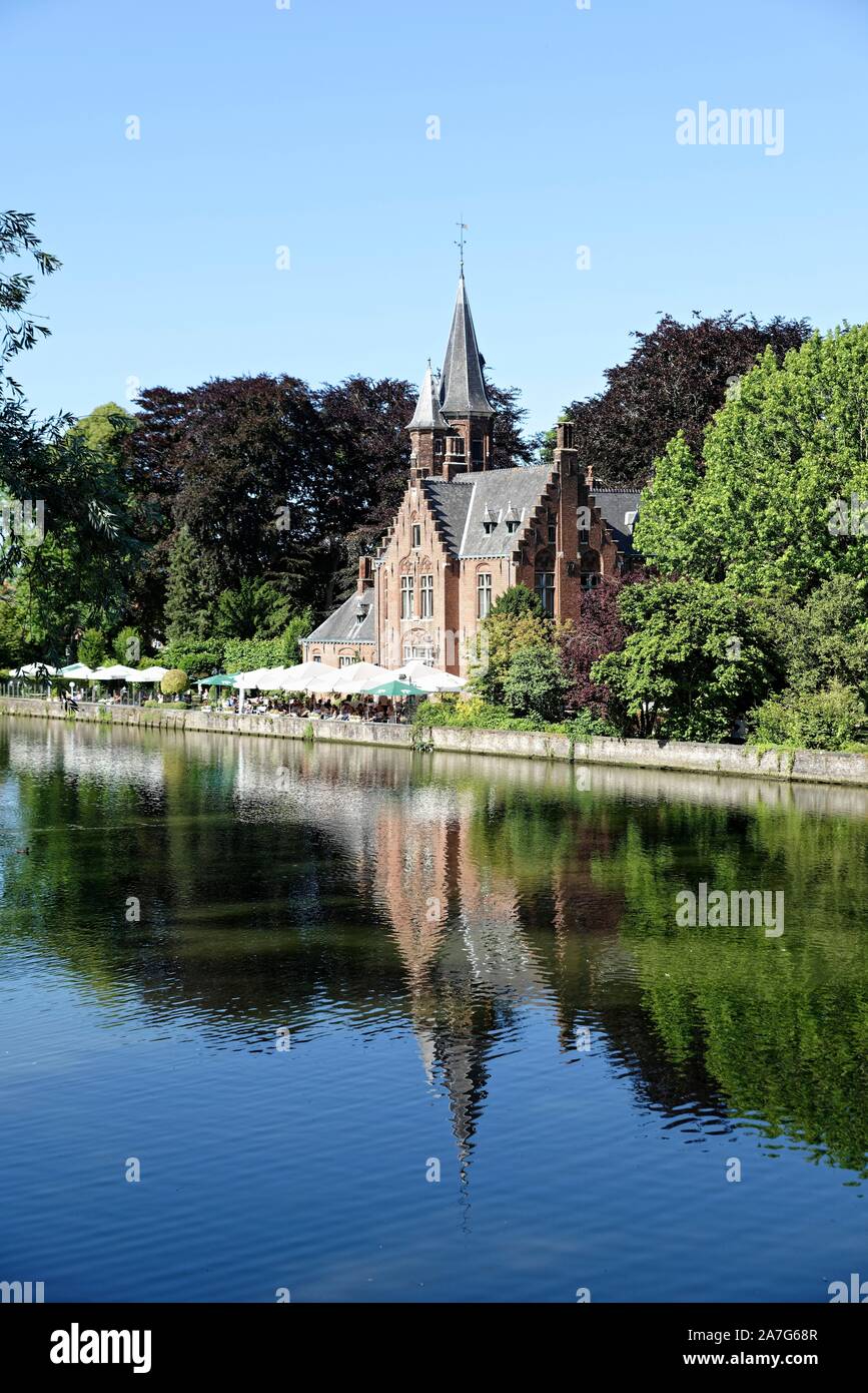 Il Kasteel Minnewater sul fiume, Bruges, Fiandre, in Belgio Foto Stock