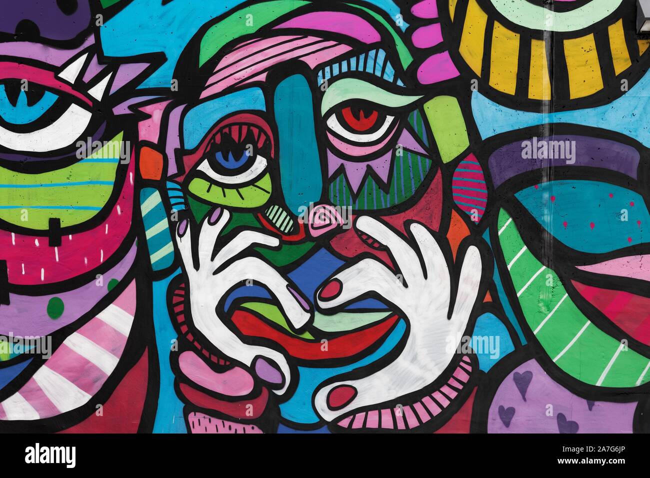 Faccia colorata a mano con cuore di segnale, astratta, murale da Bona Berlino, Streetart, 40 Grad Arte Urbana Festival 2019, Dusseldorf, Nord Foto Stock