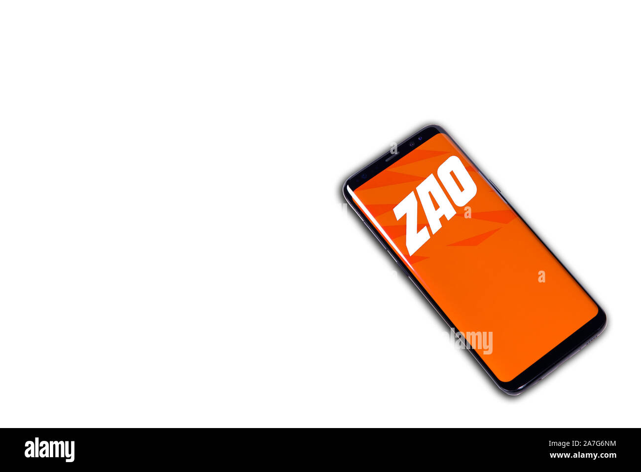 Zao app sulla schermata dello smartphone isolato su bianco backgroud. Zao app è una faccia di trend swapping app. Foto Stock