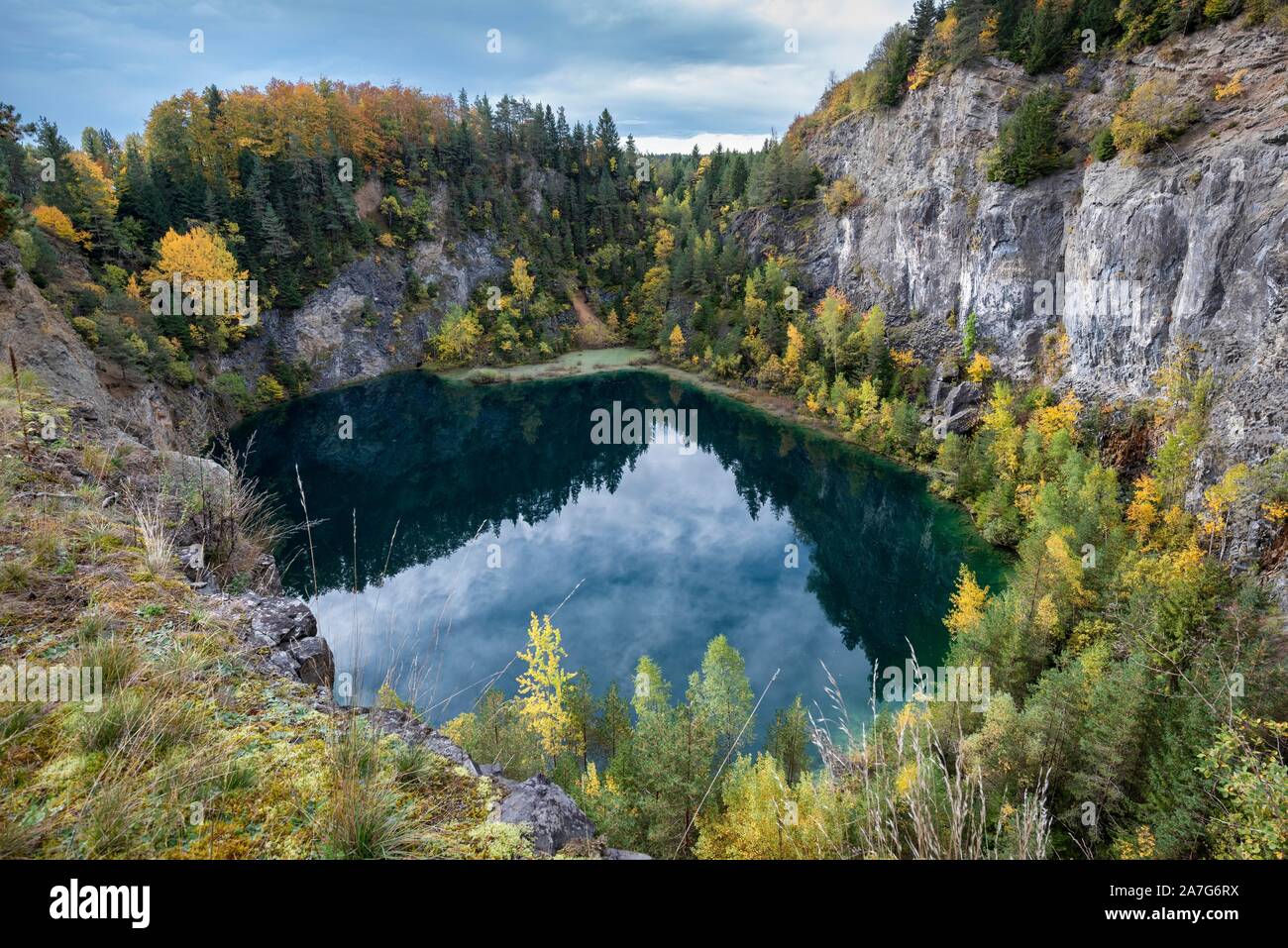 Il cratere del lago, più settentrionale del vulcano Hegau Howenegg vicino Immendingen, Baden-Württemberg, Germania Foto Stock