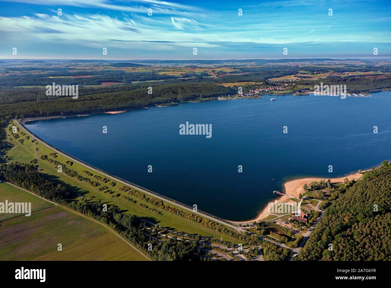 Grande lago Brombach, serbatoio, dam, parete anteriore destra spiaggia balneare Allmansdorf, Franconia Lake District, Media Franconia, Franconia, Bavaria Foto Stock