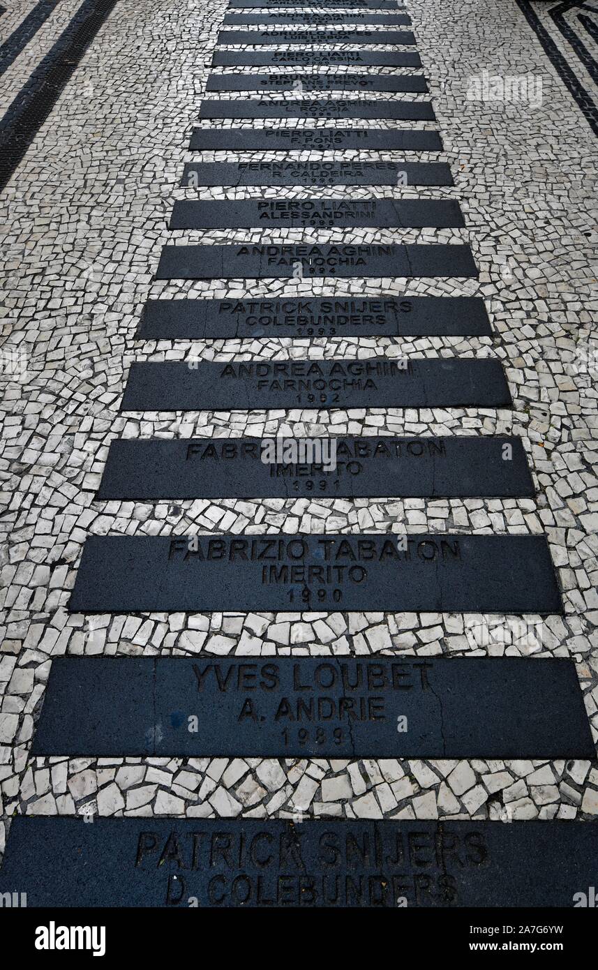 Il Walk of Fame con i nomi di famosi piloti rally del vino di Madera Rally, il nero e il bianco pavimento ornamentali mosaico di ciottoli, Funchal Foto Stock
