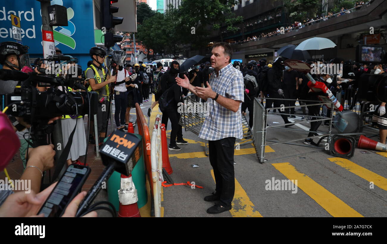 Hong Kong, Cina. 02Nov 2019. (191102) -- Hong Kong, nov. 2, 2019 (Xinhua) -- un uomo parla ai media presso la Queen's Road East a Hong Kong, Cina del sud, nov. 2, 2019. Nero-illegale rivestito di manifestanti hanno bloccato le strade e il traffico disturbato a Queen's Road East di sabato. Un uomo braved il traffico illegale di manifestanti per cancellare le barricate fuori strada. (Xinhua) Foto Stock