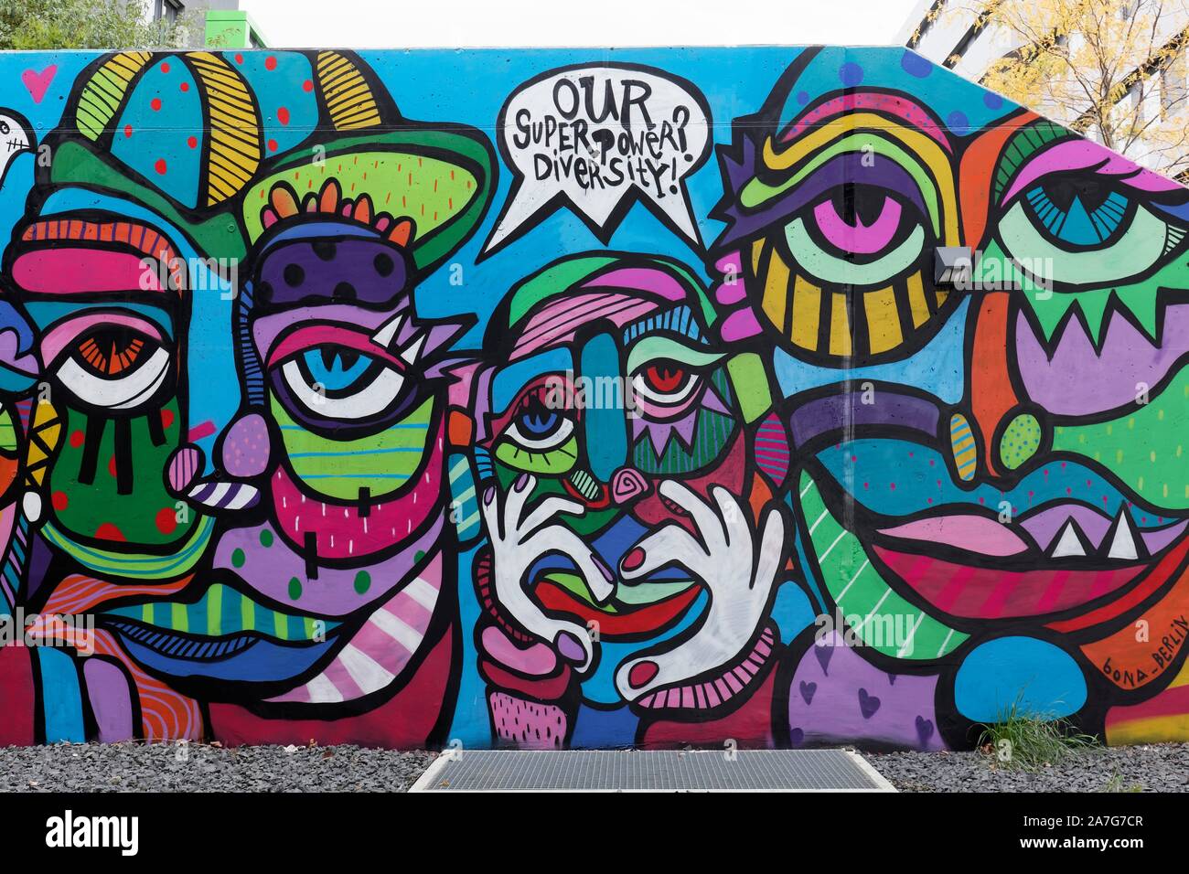 Facce colorate, astratta, simboleggiano la diversità, diversità invece di discriminazione, politico murale di Bona Berlino, Streetart, 40 Grad Arte Urbana Foto Stock
