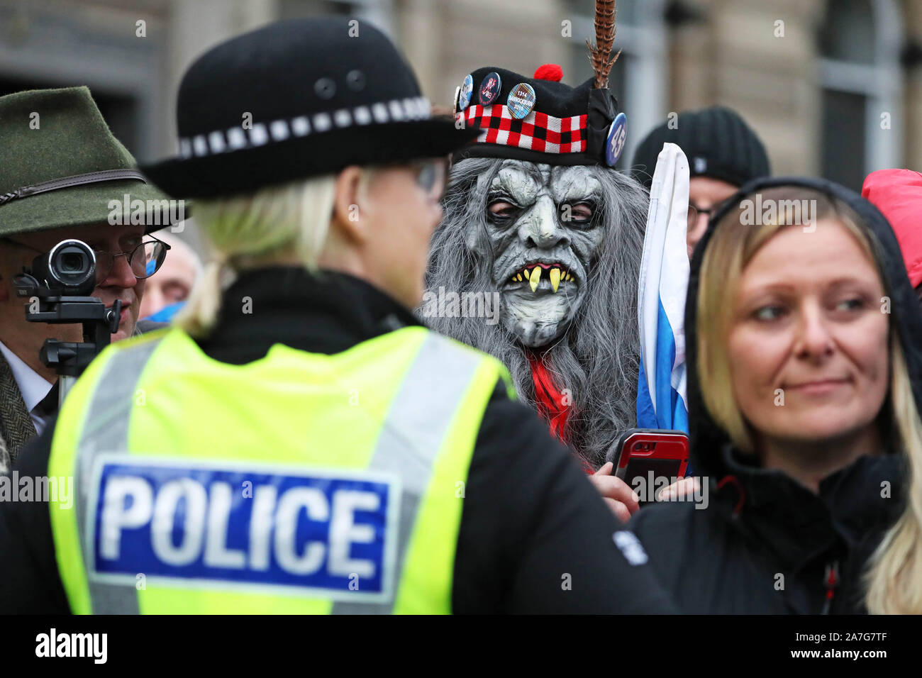 Un individuo ha deciso di partecipare alla Indyref rally 2020, ospitato da un quotidiano nazionale, in George Square a Glasgow, in costume. Foto Stock