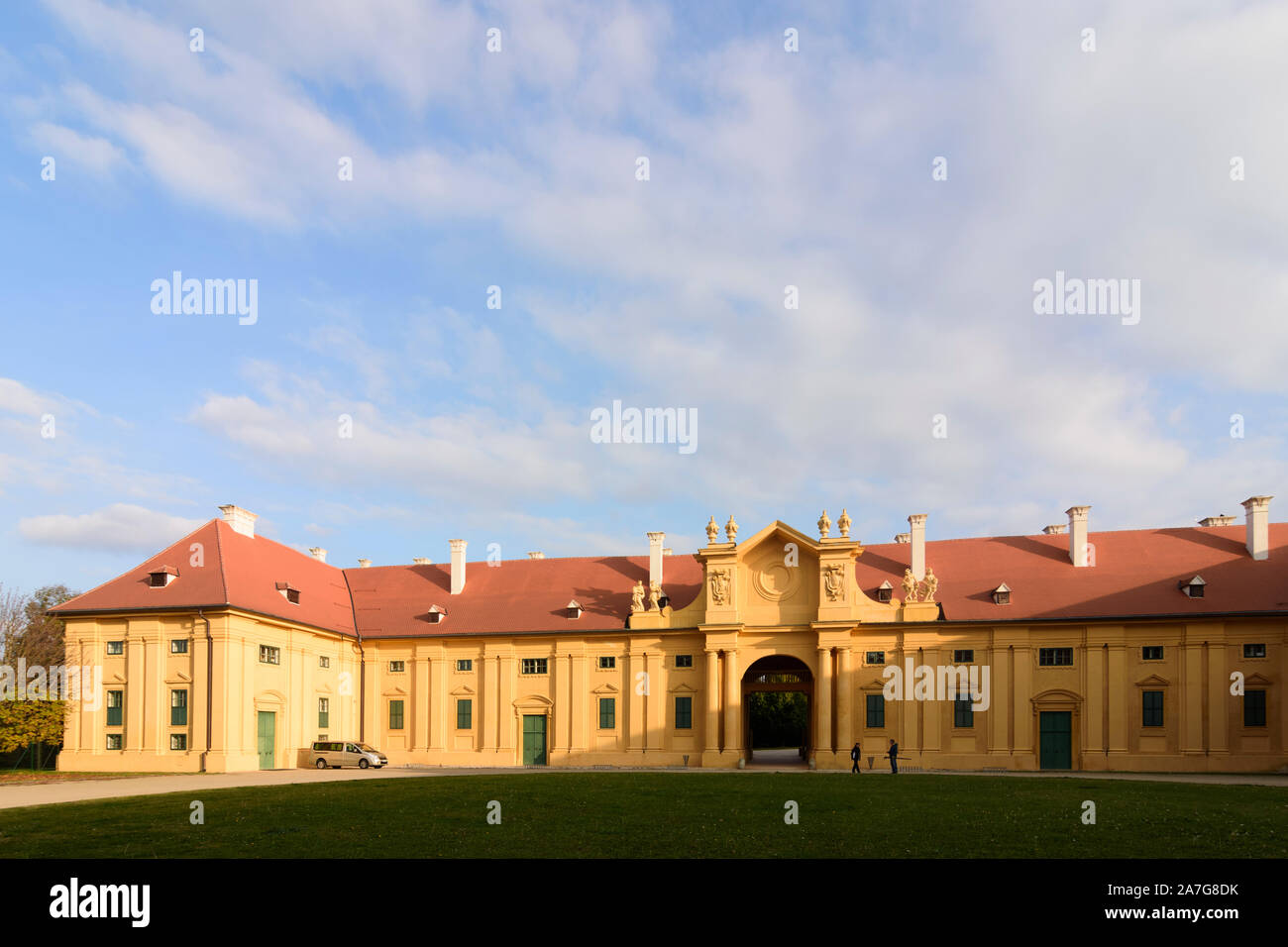 Lednice (Eisgrub): il castello di Lednice Palace, maneggio edificio in ceco, Jihomoravsky, Südmähren, Moravia del Sud, Foto Stock