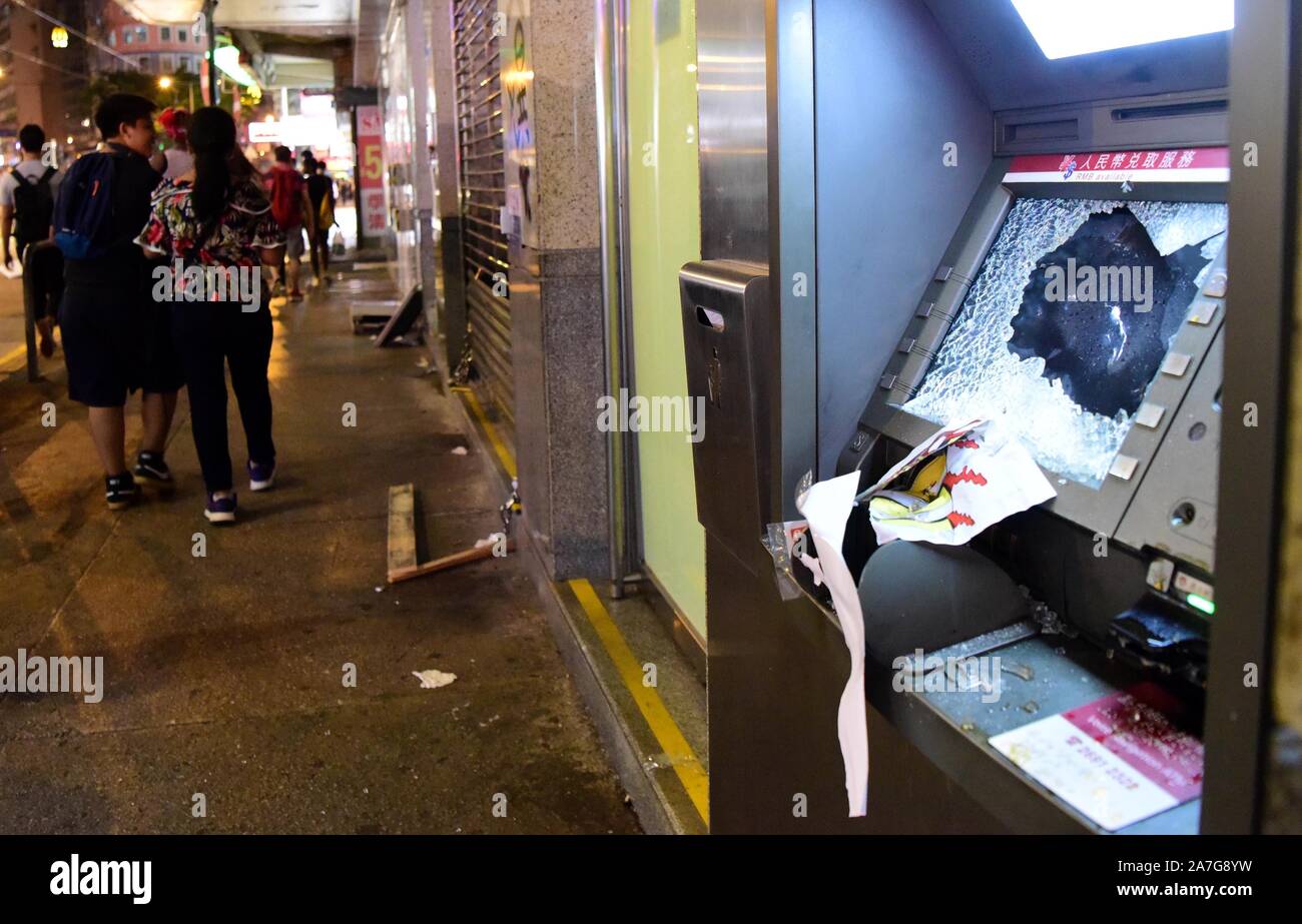 Hong Kong. 2° Nov, 2019. Foto scattata il 9 novembre 2, 2019 mostra un ATM danneggiati sulla strada di Hong Kong, Cina del sud. Rivoltosi sabato ha causato una grande quantità di danni intorno a Hong Kong. Credito: Xinhua/Alamy Live News Foto Stock