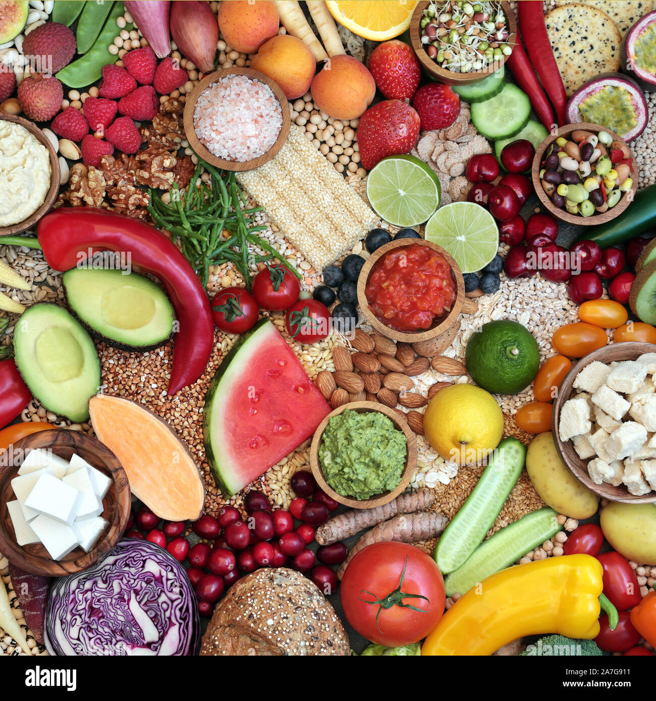 Vegan health food sfondo con super alimenti ad alto contenuto di proteine, vitamine, minerali, antocianine, antiossidanti, fibre, omega 3 e smart carboidrati. Foto Stock