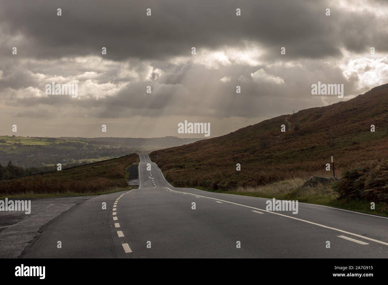 Raggi crepuscolari illumina il paesaggio sul Moor Road tra Ilkley e Burley Woodhead, REGNO UNITO Foto Stock