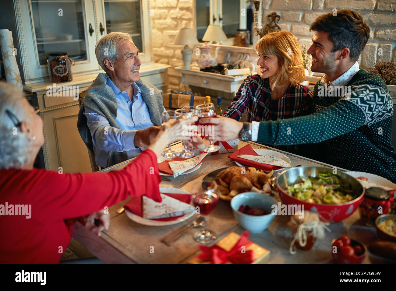 Generazione felice famiglia festeggiano il Natale a casa Foto Stock