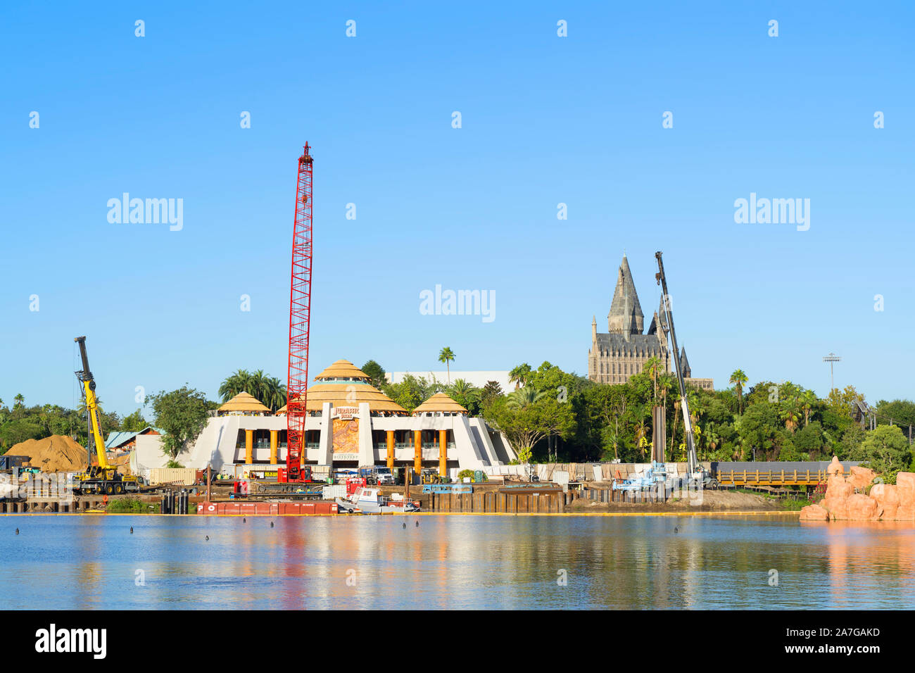 Jurassic Park Discovery Centre e Castello di Hogwarts, Isole di avventura, Universal Studios, Orlando, Florida, Stati Uniti d'America Foto Stock