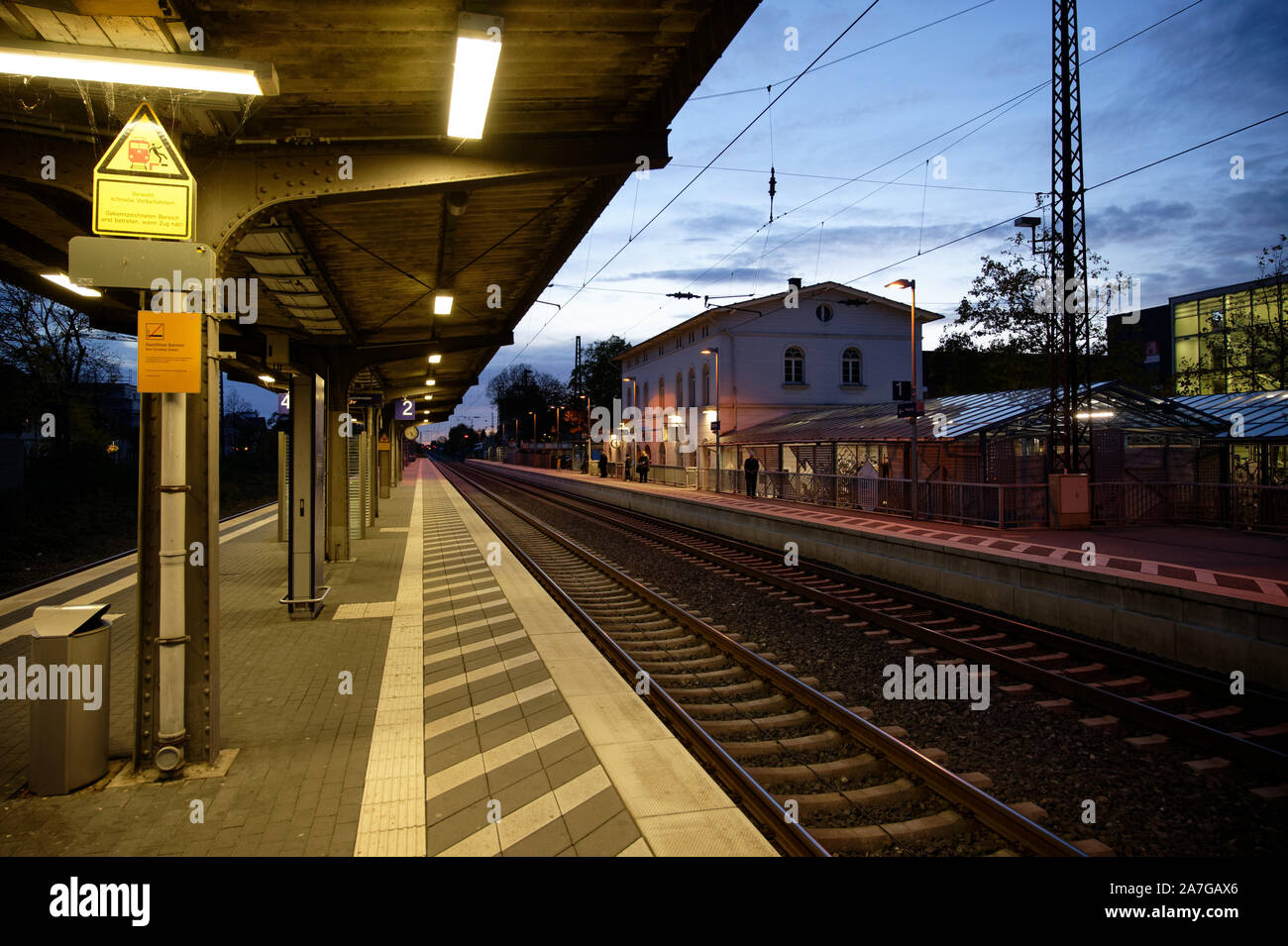 Kamen, Germania. 02Nov, 2019. La piattaforma della stazione è rimasto orfano. Venerdì (01.10.2019) un due-anno-vecchia ragazza è stato ferito da una bottiglia gettata dal passaggio di un treno. Credito: Henning Kaiser/dpa/Alamy Live News Foto Stock