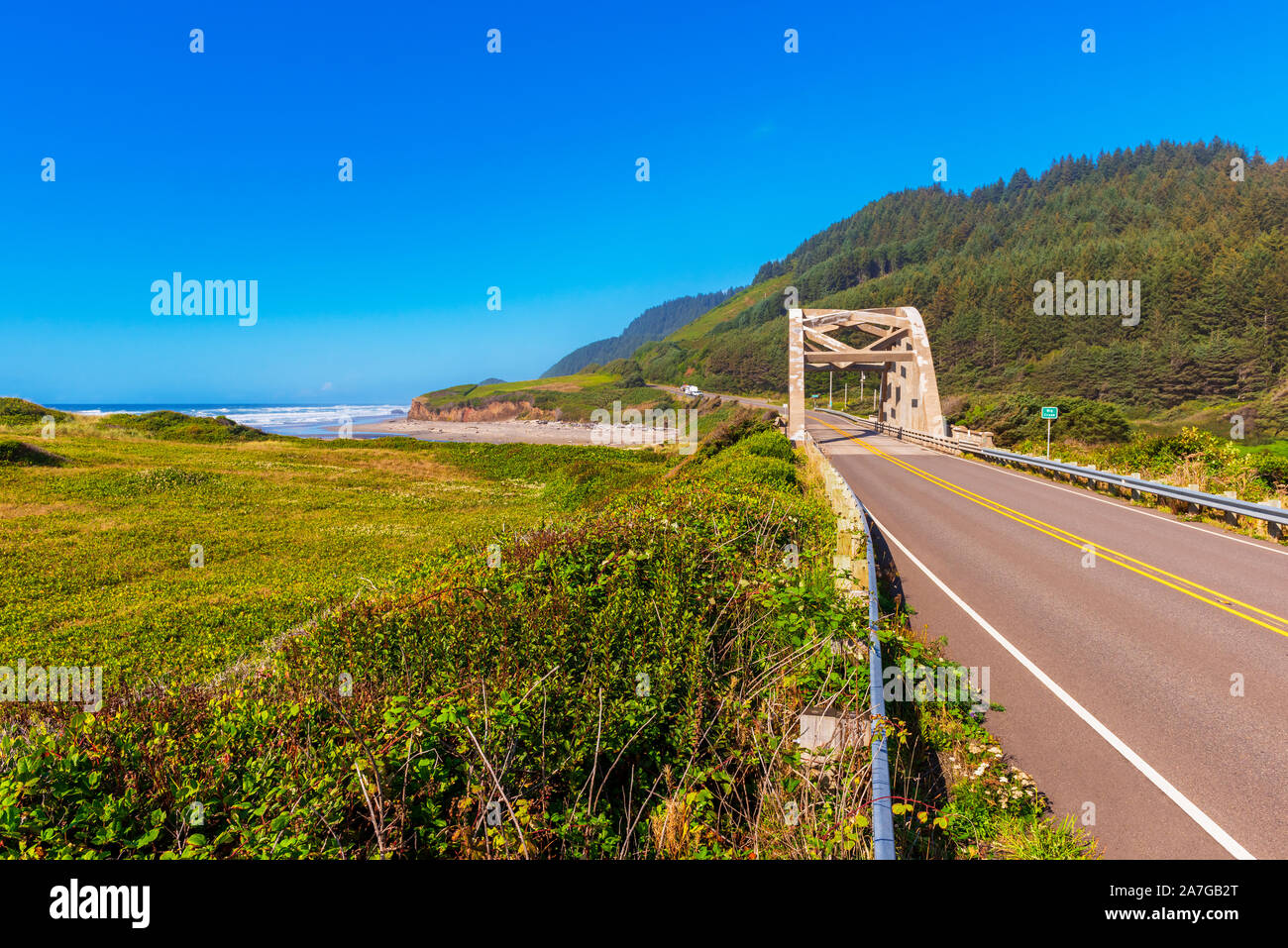 Attraversando il ponte sul torrente Oregon autostrada costiera vicino a Firenze, Oregon, Stati Uniti d'America Foto Stock