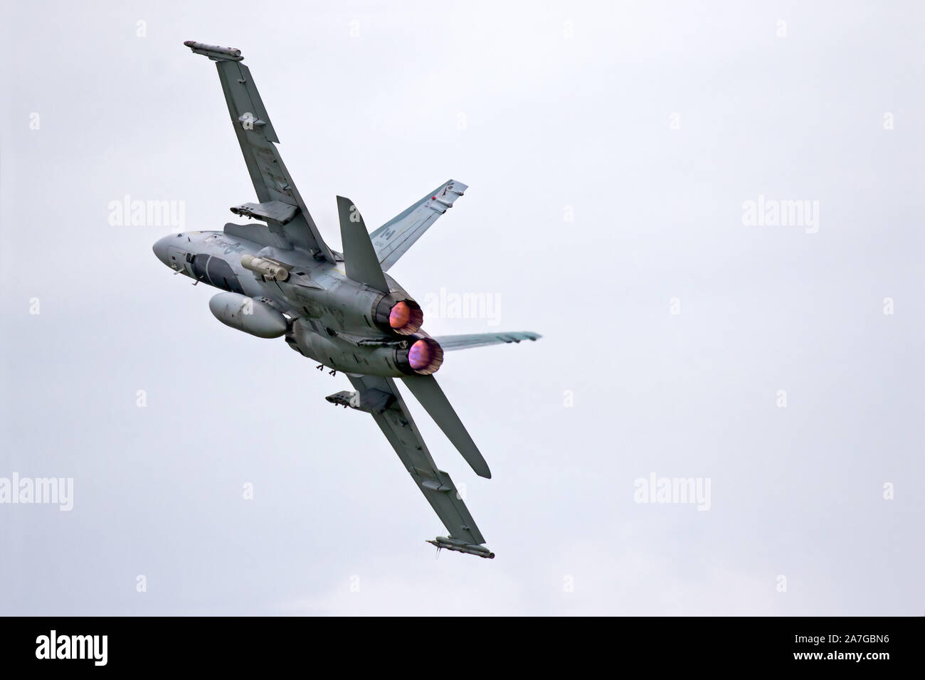 Un McDonnell Douglas CF-18 Hornet, durante un volo, come si accende e lontano da spettatori a Londra Airshow, a Londra, Ontario, Canada. Foto Stock