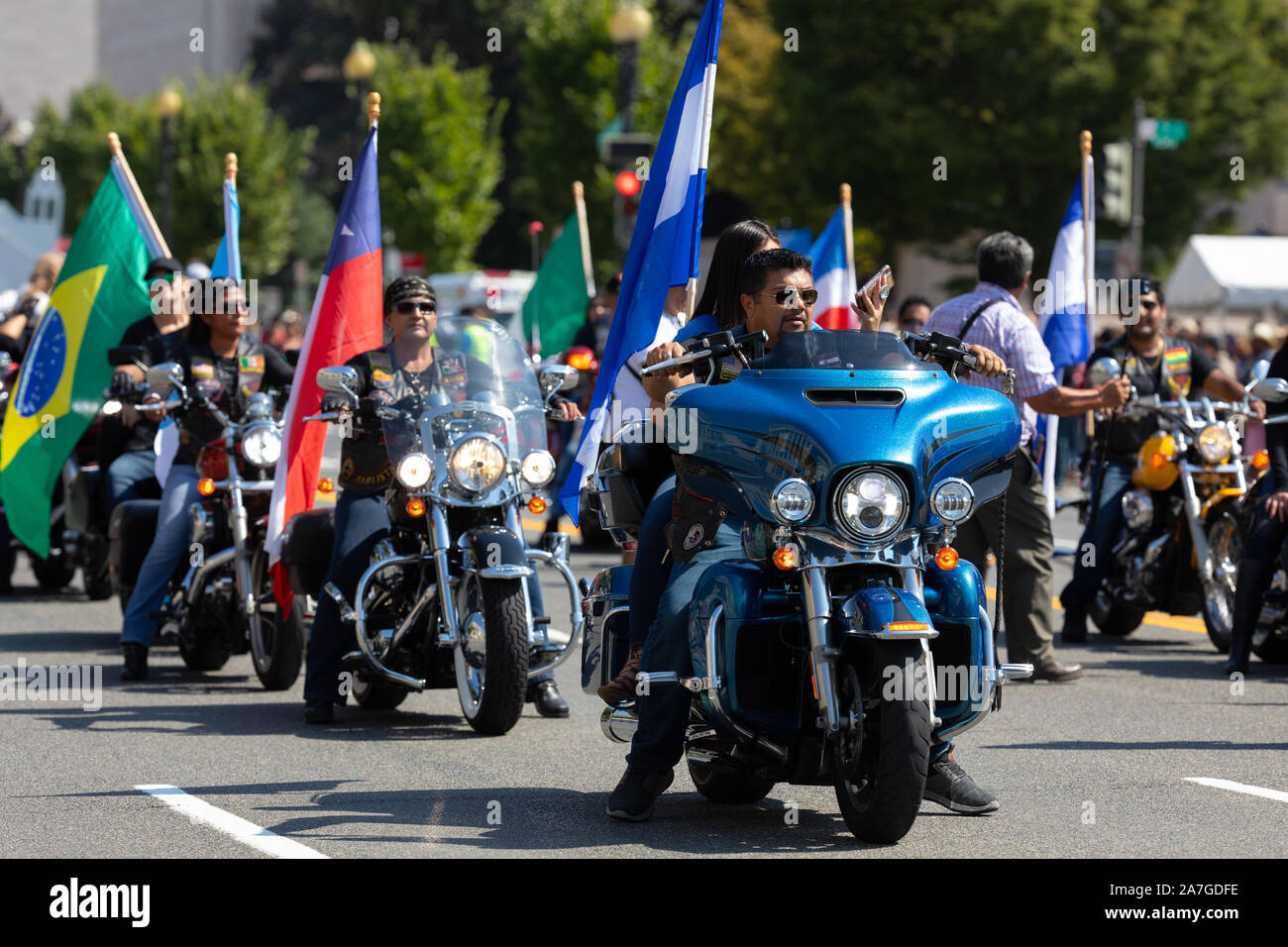 Washington DC, Stati Uniti d'America - 21 Settembre 2019: La Fiesta DC, membri del Latin American Motorcycle Association cavalcare giù Constitution Avenue, portante Foto Stock