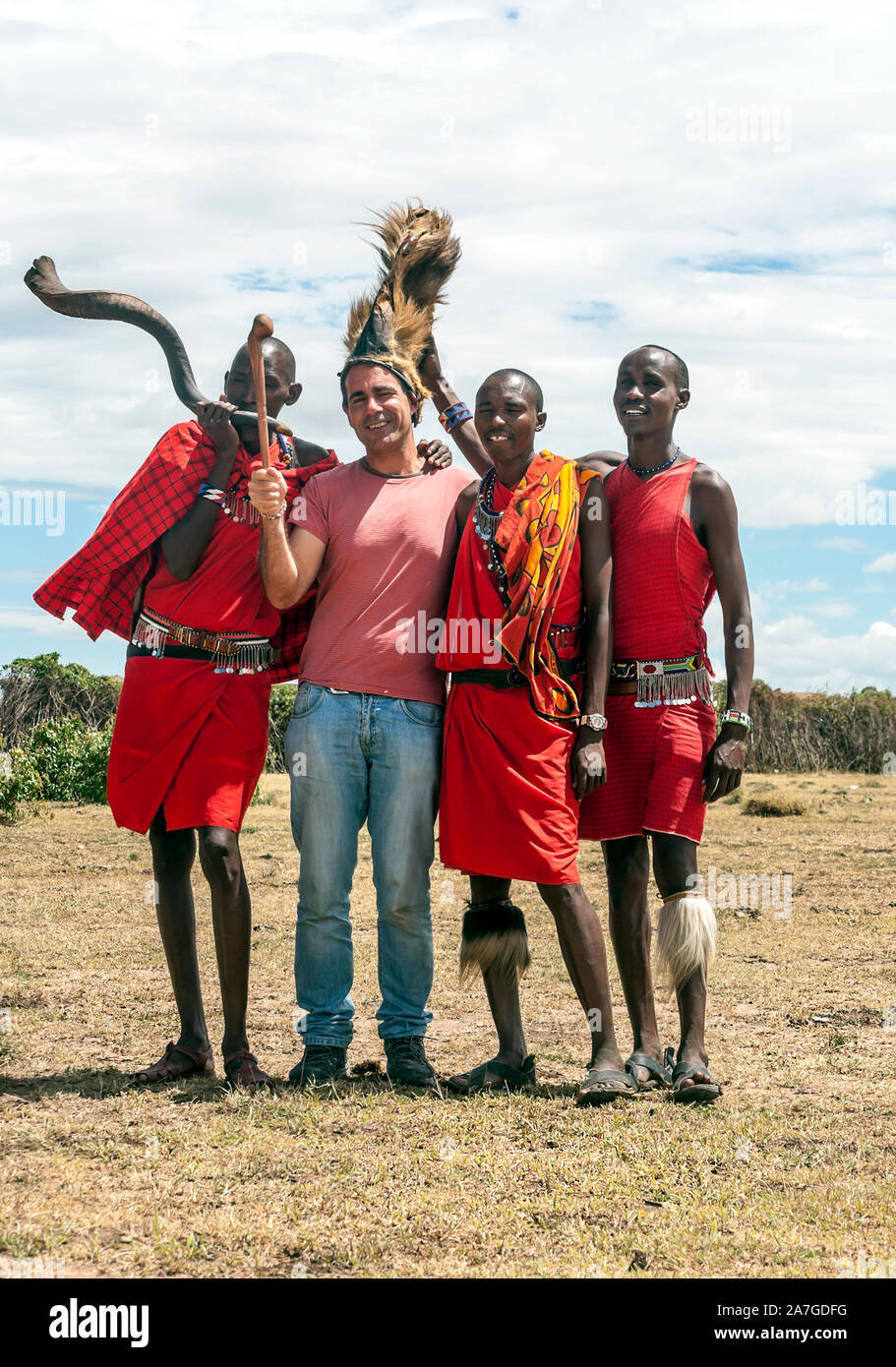 MASAI MARA, KENYA - maggio 2014. Unidentified Masai guerrieri di partecipare a concorsi in tradizionale salto in alto con il turista come parte della cultur Foto Stock