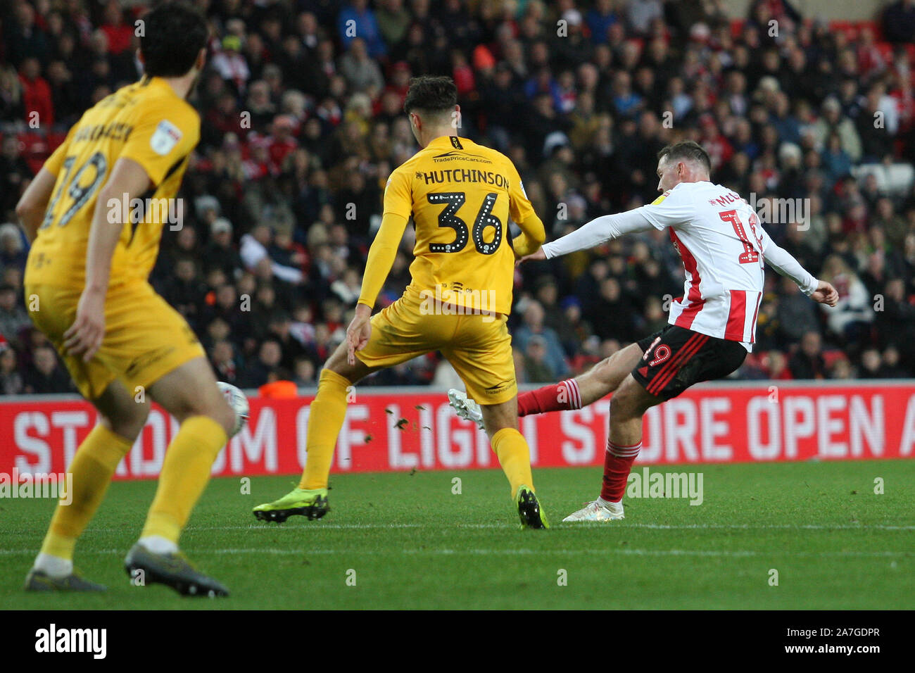 Sunderland, Regno Unito. 02Nov 2019. Il Sunderland Aidan McGeady spara a obiettivo durante la scommessa del Cielo lega 1 corrispondenza tra Sunderland e Southend Regno presso lo stadio di luce, Sunderland su Sabato 2 novembre 2019. (Credit: Steven Hadlow | MI News) La fotografia può essere utilizzata solo per il giornale e/o rivista scopi editoriali, è richiesta una licenza per uso commerciale Foto Stock