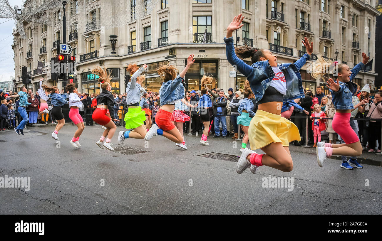 Regent Street, Londra, Regno Unito, 02 Nov 2019. 'West End Kids' eseguire un energico dance routine per intrattenere la folla. London Regent Street è pedonale per il giorno per ospitare il percorso annuale 66 Regent Street Motor Show, dotata di uno spettro completo di belle auto sul display per il pubblico, dal classico motori al famoso supercars, ultra bassa dei veicoli elettrici e iconico Route 66 americana automobili. Credito: Imageplotter/Alamy Live News Foto Stock