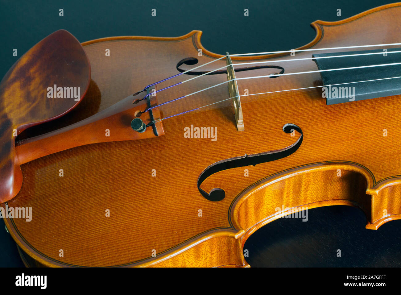Close up se un classico Vintage sinfonia violino su uno sfondo nero Foto Stock