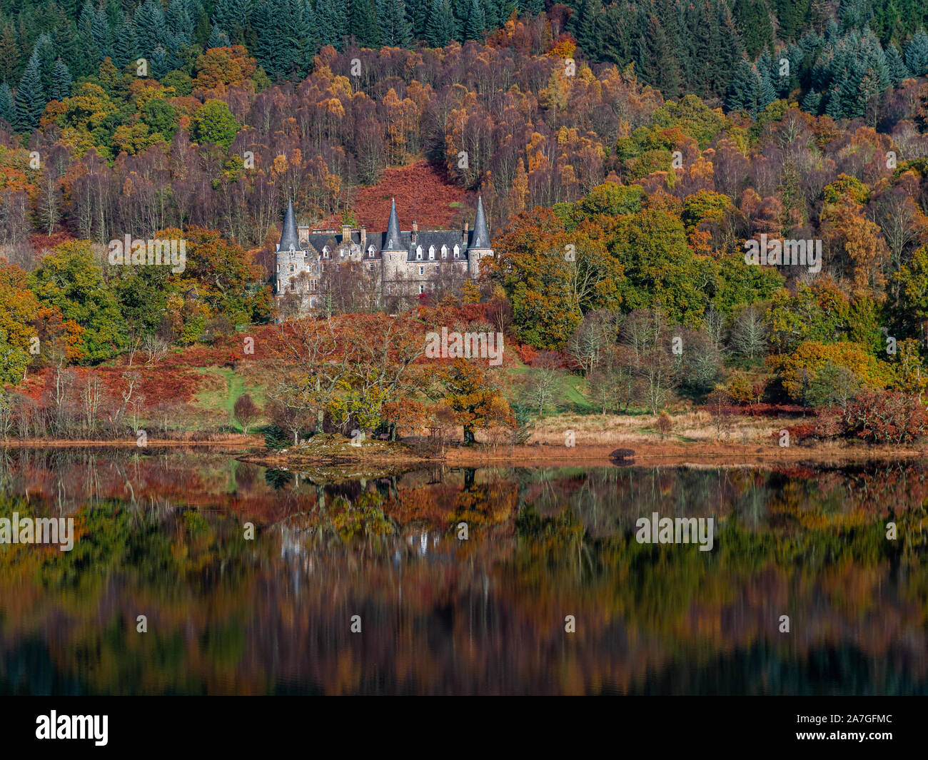 Colori d'autunno riflessioni su una calma Loch Achray nel Trossachs National Park nelle highlands scozzesi Foto Stock