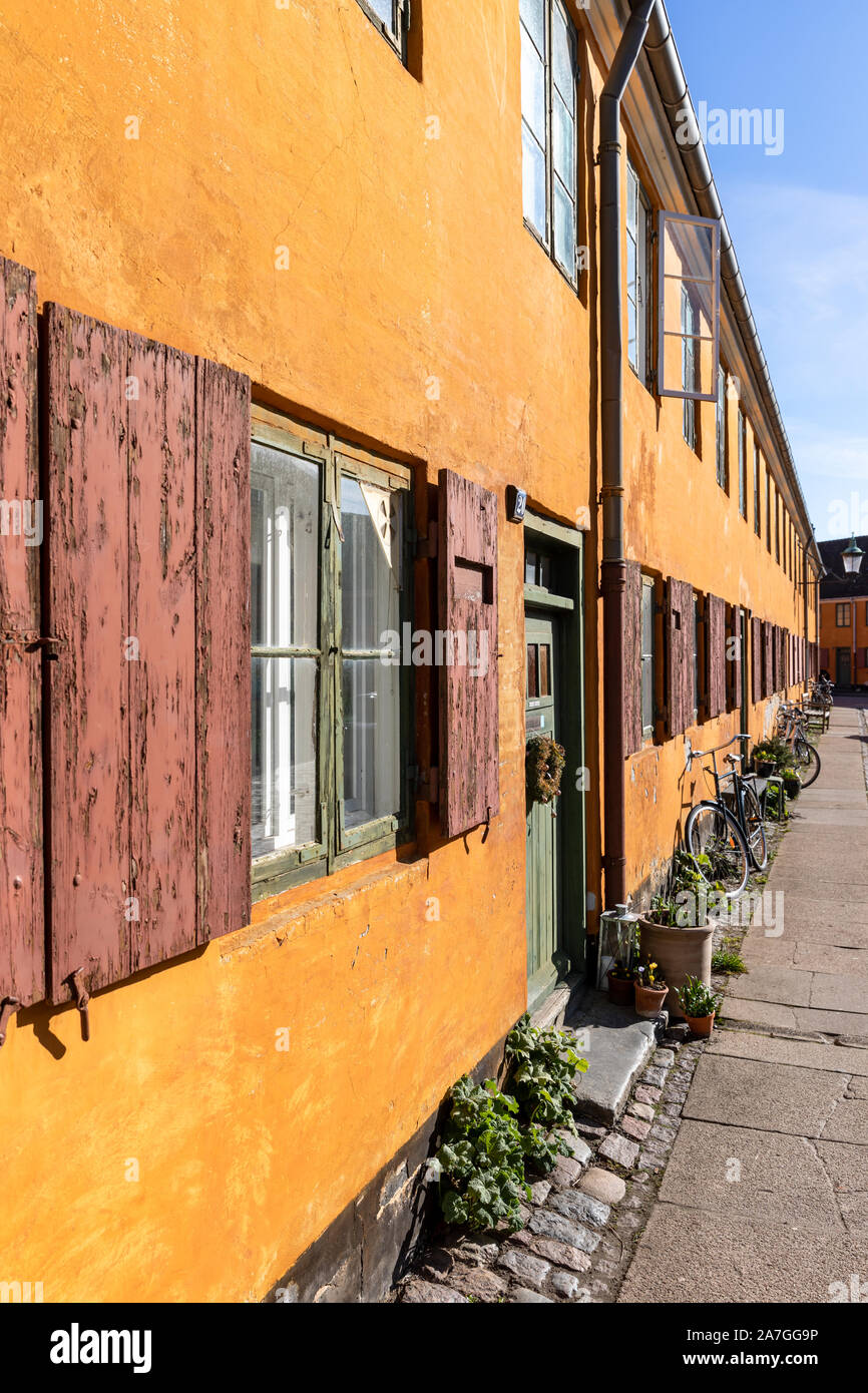 Riga gialla house di Nyboder; Svanegade ('Swan Street'), Copenhagen, Danimarca Foto Stock