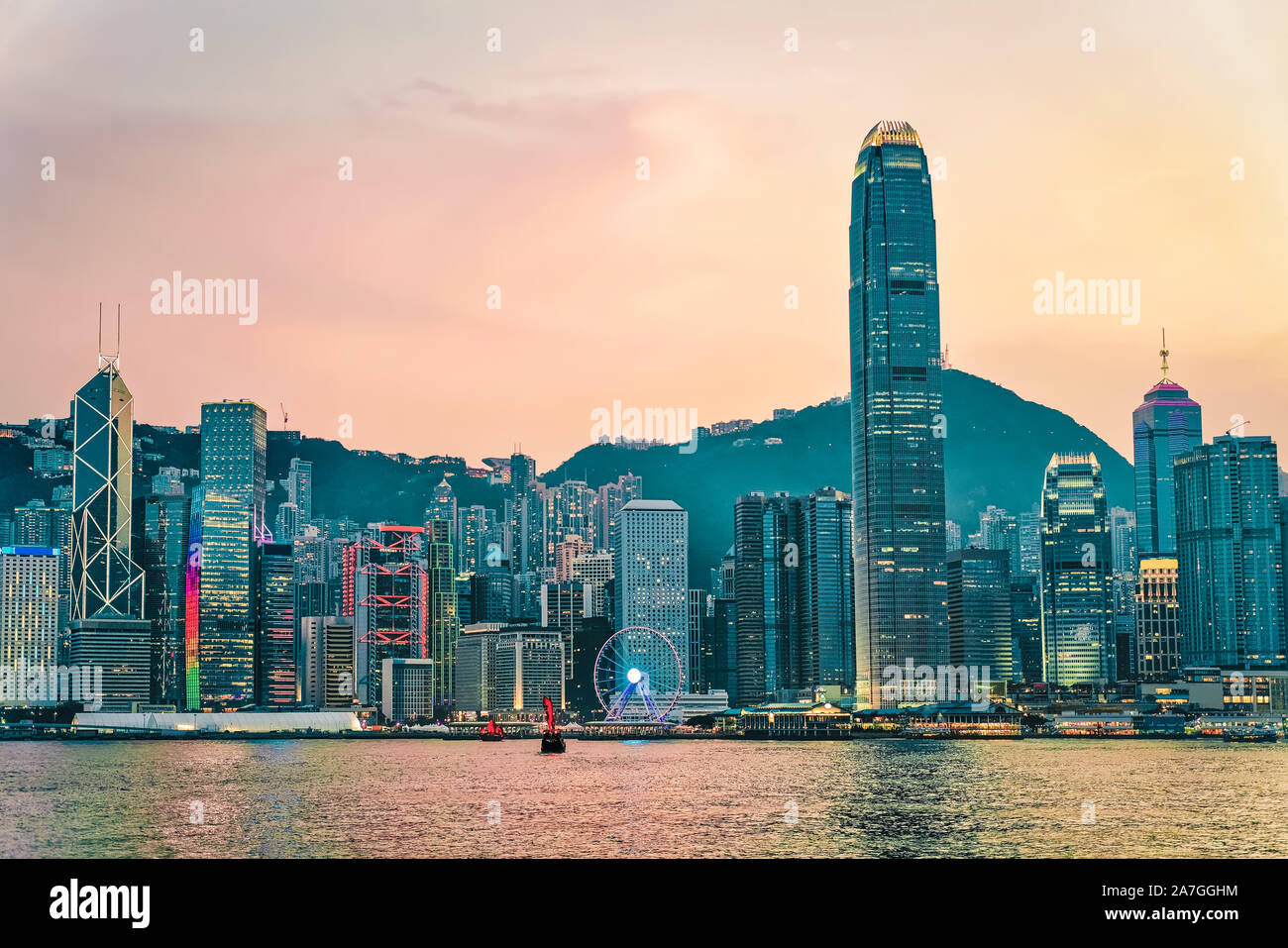 Skyline nel Porto Victoria di HK Foto Stock