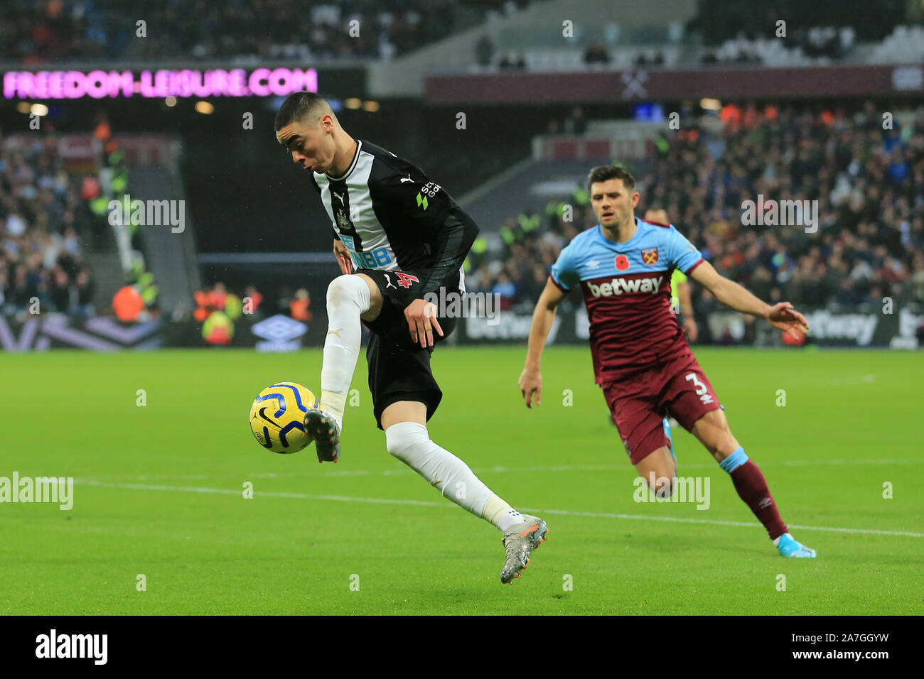 Londra, Regno Unito. 02Nov, 2019. Newcastle Miguel Almiron durante il match di Premier League tra il West Ham United e il Newcastle United al Boleyn Ground, London Il sabato 2 novembre 2019. (Credit: Leila Coker | MI News) La fotografia può essere utilizzata solo per il giornale e/o rivista scopi editoriali, è richiesta una licenza per uso commerciale Credito: MI News & Sport /Alamy Live News Credito: MI News & Sport /Alamy Live News Foto Stock