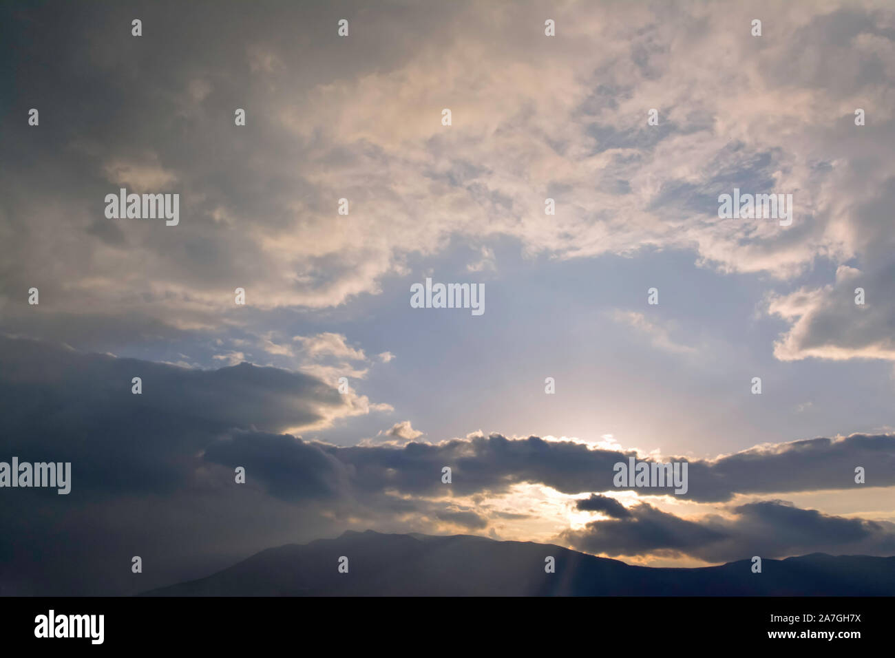 Scena di mattina con sole entra attraverso le nuvole Foto Stock