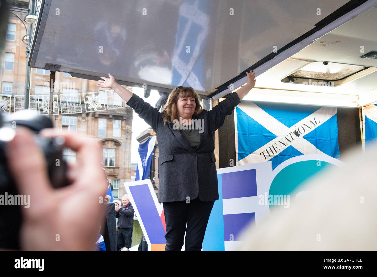 Janey Godley, comico, drammaturgo e autore parlando all'Indipendenza rally indyref2020, George Square, Glasgow, Scozia - 2 Novembre 2019 Foto Stock