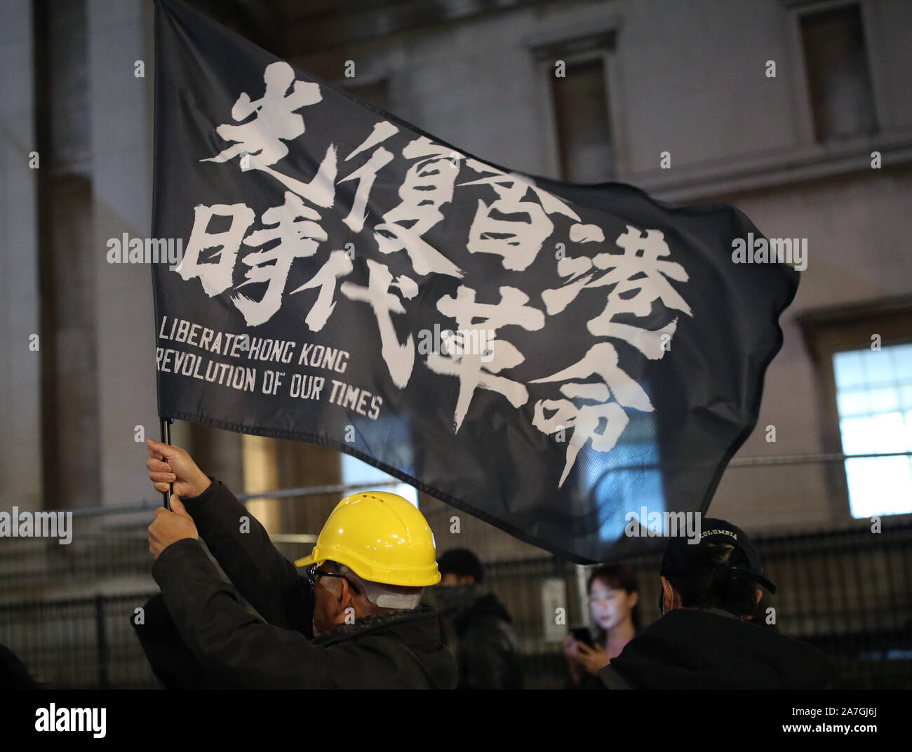 Hong Kong pro-democrazia manifestanti che partecipano a Hong Kong la solidarietà nel rally di Trafalgar Square a Londra. Foto Stock