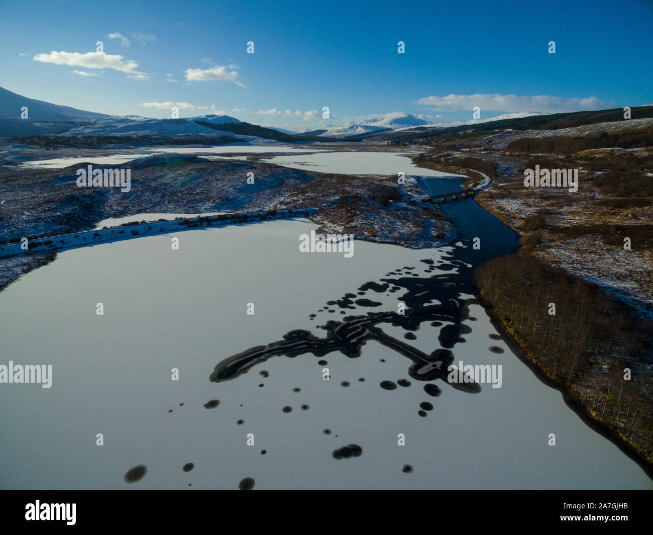 Vista aerea di un lago congelato nelle Highlands scozzesi Scotland Regno Unito Foto Stock