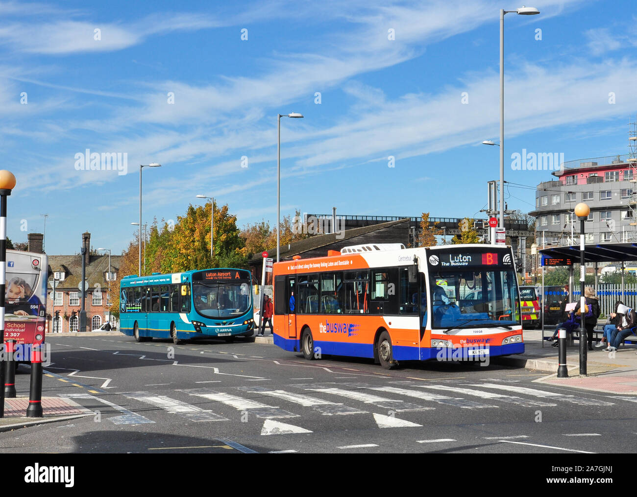 Il bus si ferma al di fuori della stazione ferroviaria, Luton, Bedfordshire, England, Regno Unito Foto Stock