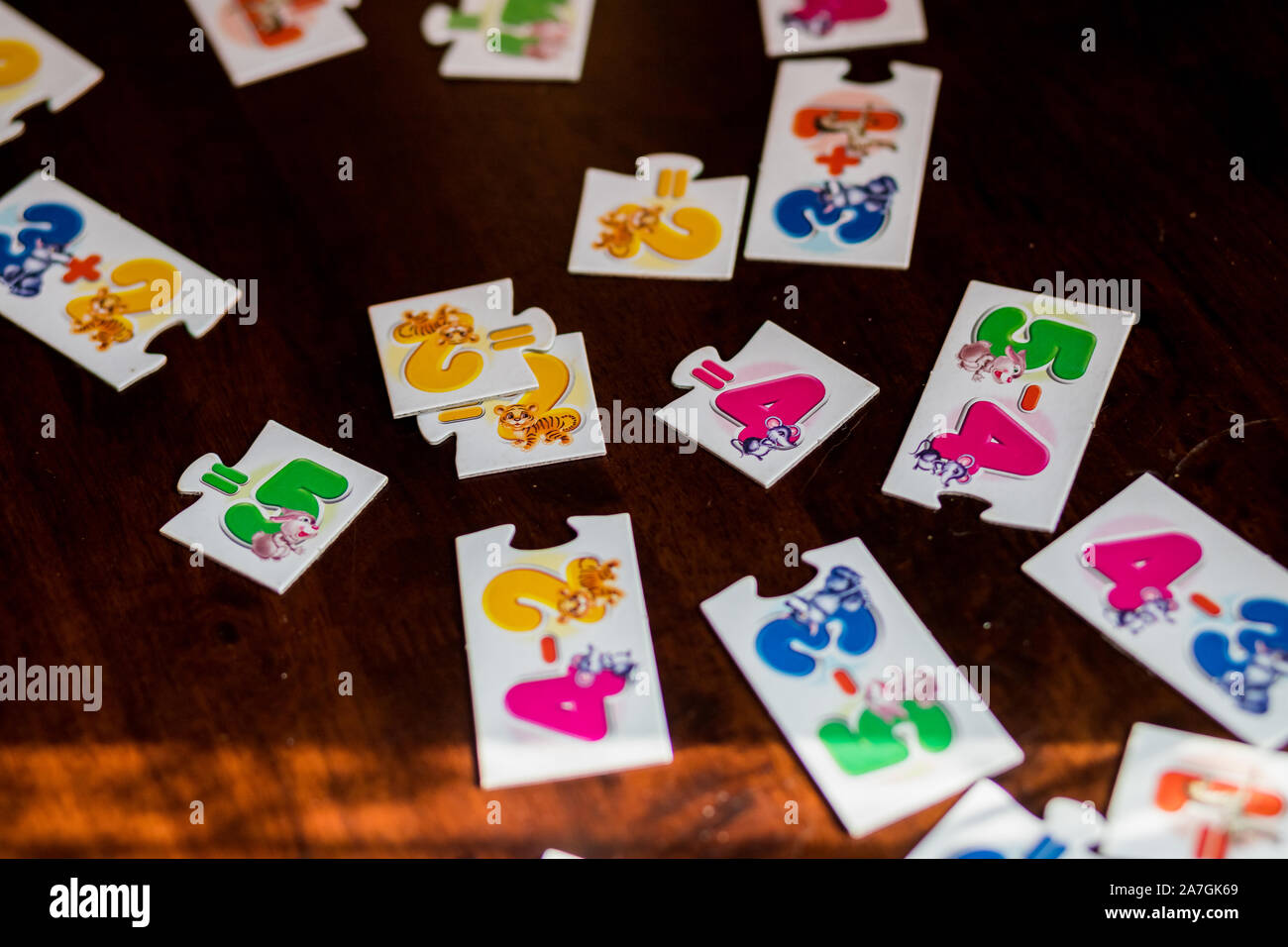 I bambini sono la riproduzione. Giochi didattici. Un bambino in una scuola materna. Le mani di un bambino. Matematica. Schede per lo sviluppo. Foto Stock