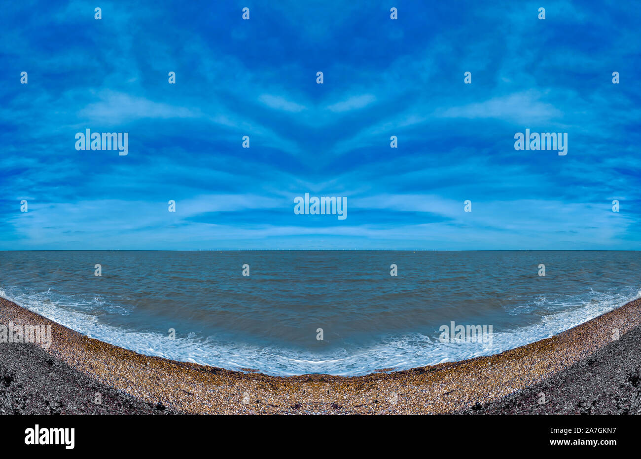 Scena costiere,spiaggia ghiaiosa,Blue Sky,l azzurro del mare,Kent Coast,autunno luce, Foto Stock