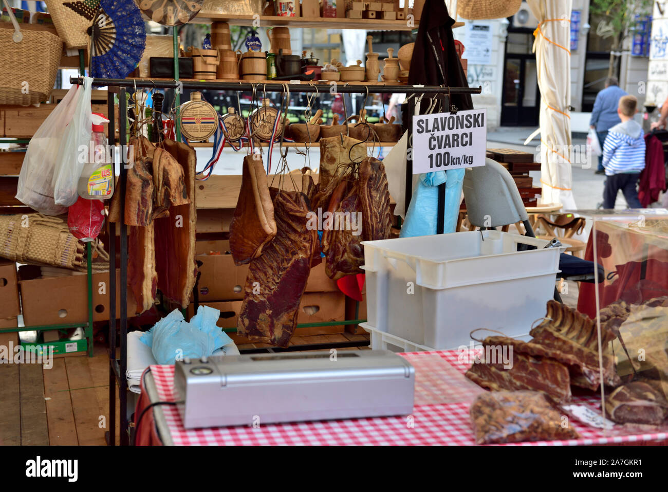 Visualizzazione di cvarci carne essiccata (costolette di maiale, carne di maiale scratchings) al mercato in stallo Pola, Croazia Foto Stock