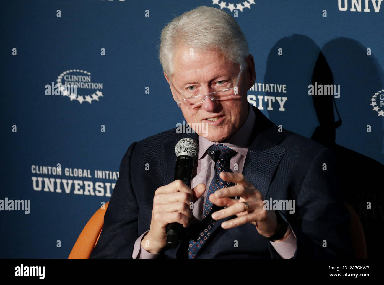 New York, gli Stati Uniti. 02Nov, 2019. L'ex Presidente Bill Clinton modera un pannello quando lui e Clinton Chelsea Clinton host iniziativa globale University Alumni raccolta per celebrare 12 anni di impatto e innovazione da CGI University alumni sabato 2 novembre 2019 nella città di New York. Foto di Giovanni Angelillo/UPI Credito: UPI/Alamy Live News Foto Stock