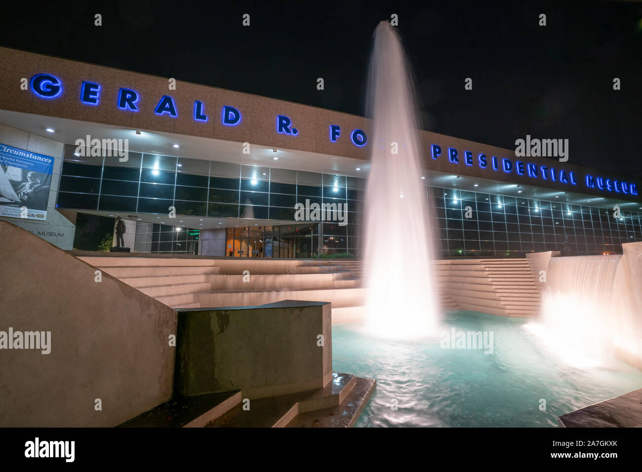Grand Rapids, MI - Settembre 21, 2019: Esterno del Gerald Ford museo presidenziale di notte in Grand Rapids Foto Stock