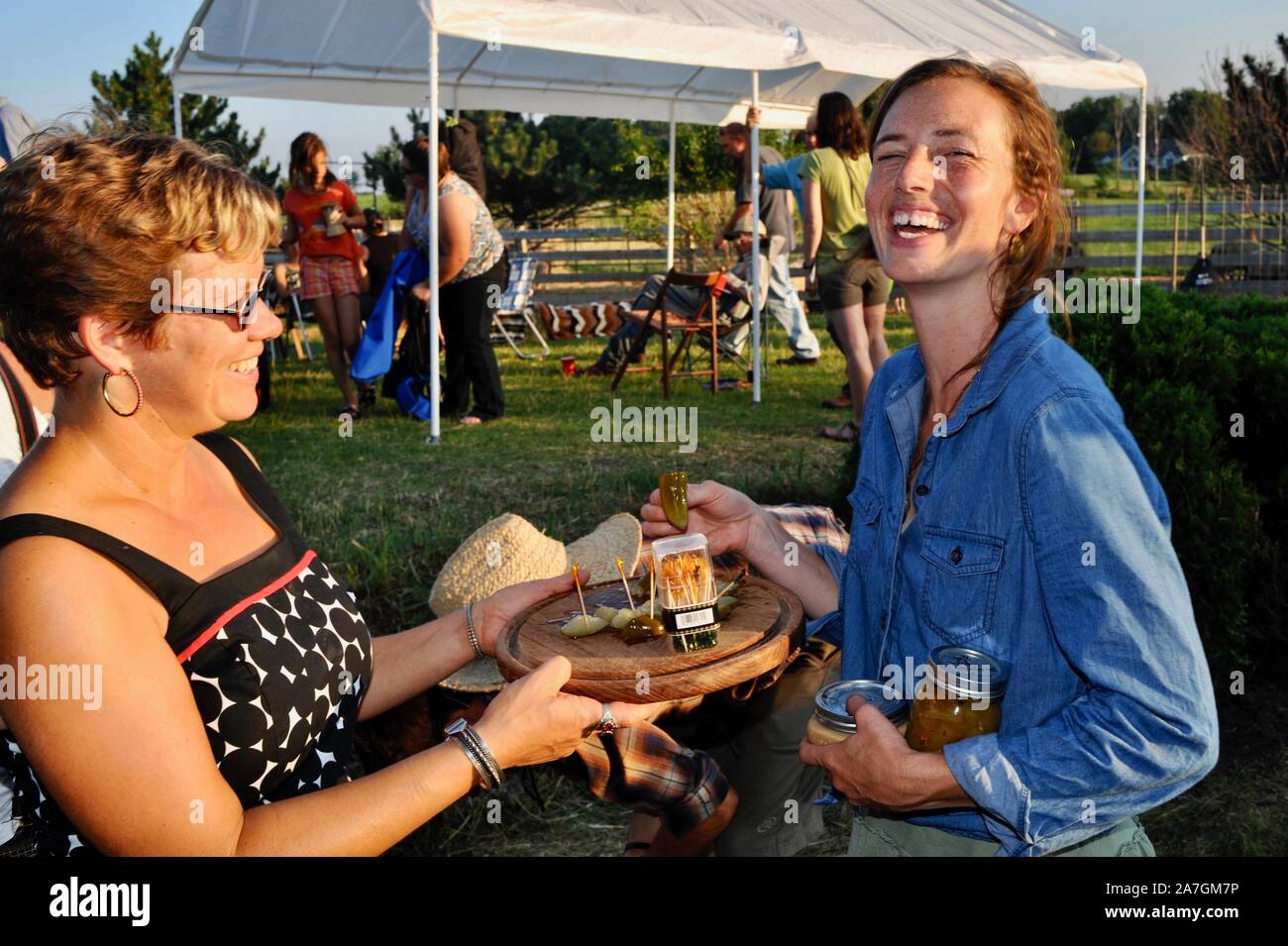 Vari tipi di alimenti, compresi gli elementi in scatola, liberamente scambiati in una comunità di swap alimentare tenutasi nel cortile di un partecipante di abitazione, Wisconsin, STATI UNITI D'AMERICA Foto Stock