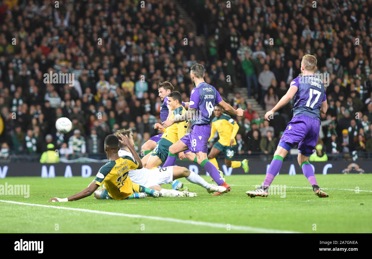 Hampden Park, Glasgow. La Scozia, Regno Unito. 2° Nov, 2019. Betfred, Scottish League Cup Semi Finale. Hibernian vs Celtic . Celtic Mohamed Elyounoussi punteggi il suo secondo obiettivo vs Hibs Credito: eric mccowat/Alamy Live News Foto Stock