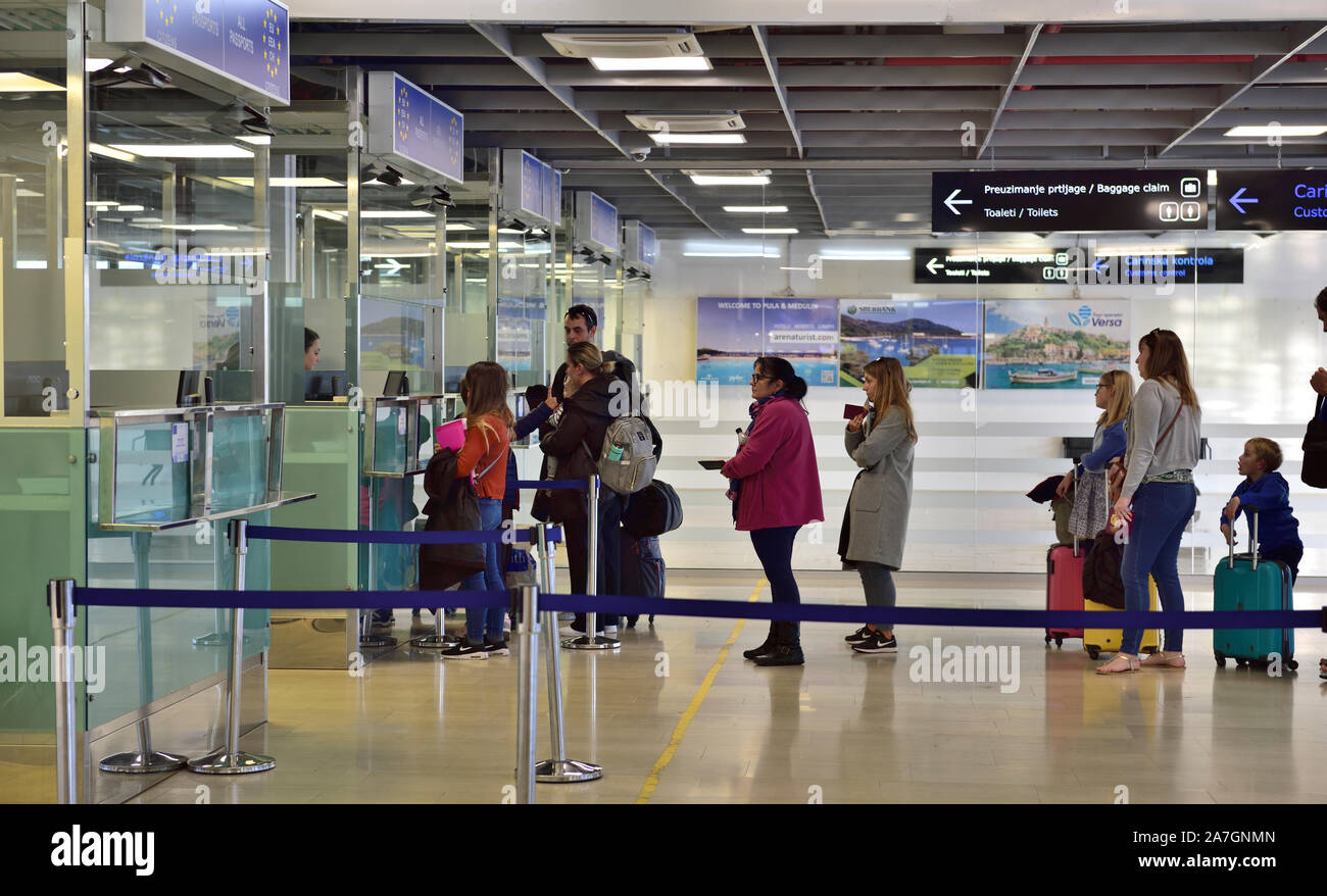 Doganale del punto di entrata con i visitatori in linea, dall'aeroporto di Pola, Croazia Foto Stock